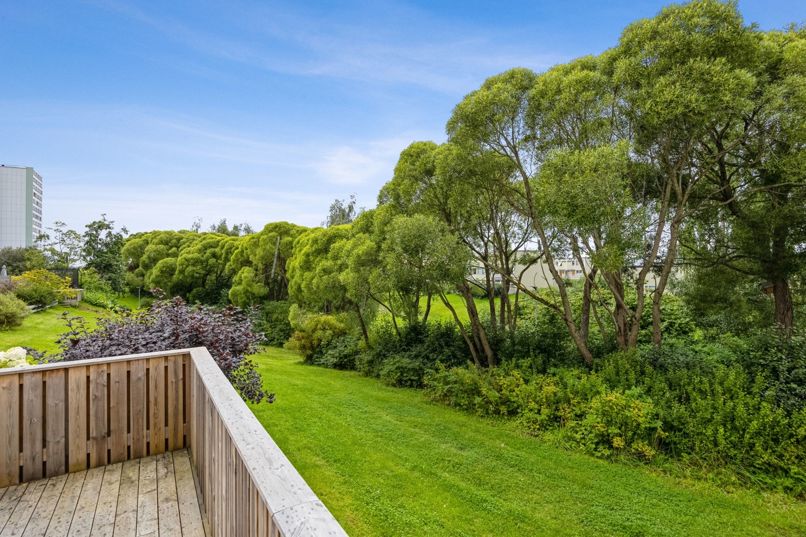 Den vestvendte terrassen med ettermiddags- og kveldssol vender ut mot vakre grøntområder som sikrer en skjermet og lun beliggenhet. Galleribilde