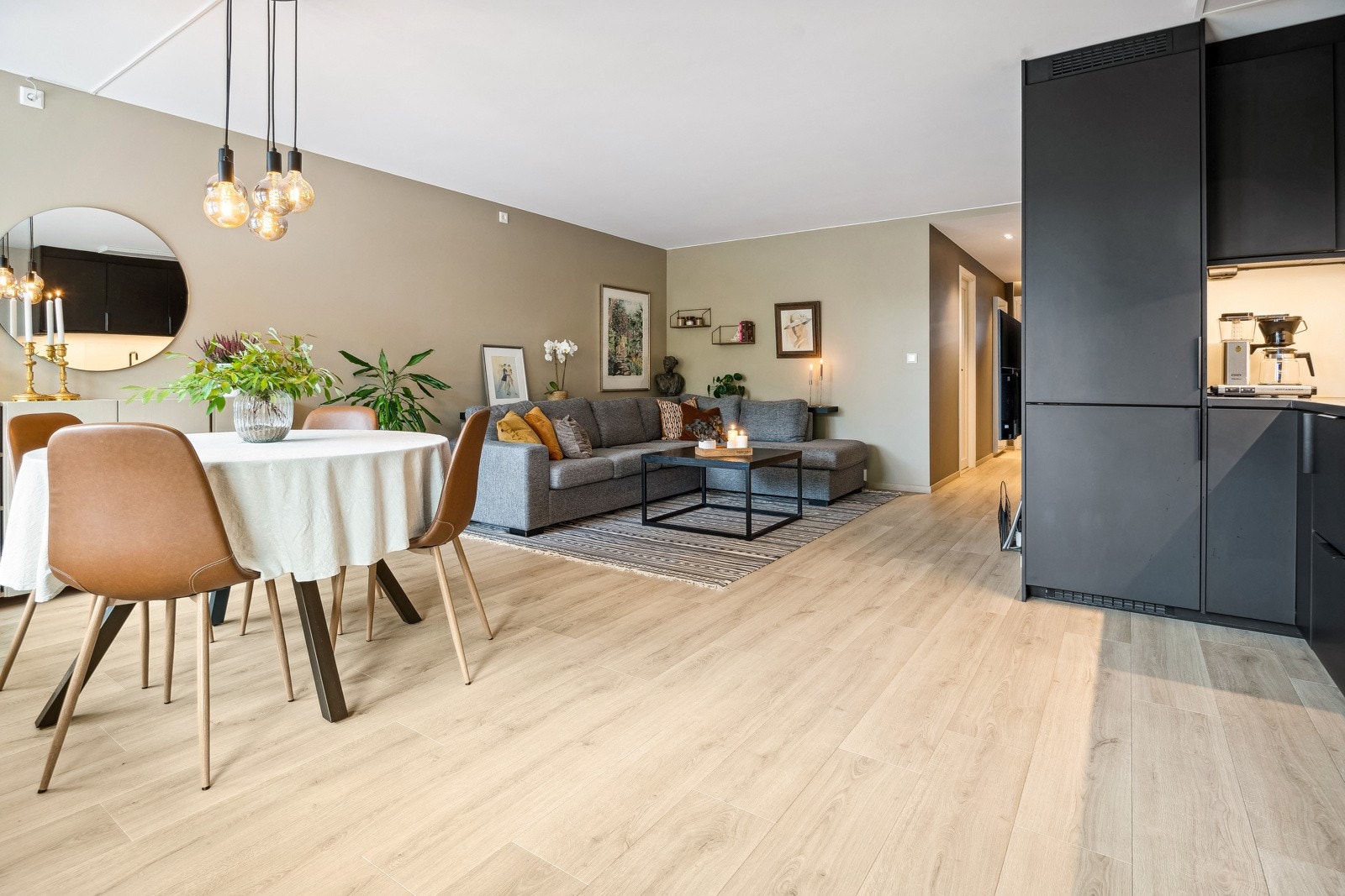 Lekre pergo laminatgulv i Lillehammer pure oak er gjennomgående for leiligheten utenom bad og vaskerom. Galleribilde