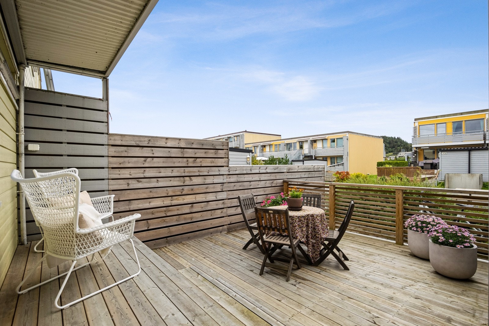 Inngangspartiet har en østvendt terrasse på gode 22 kvm. Et fint sted å starte dagen med en kopp kaffe til morgensolen. Galleribilde