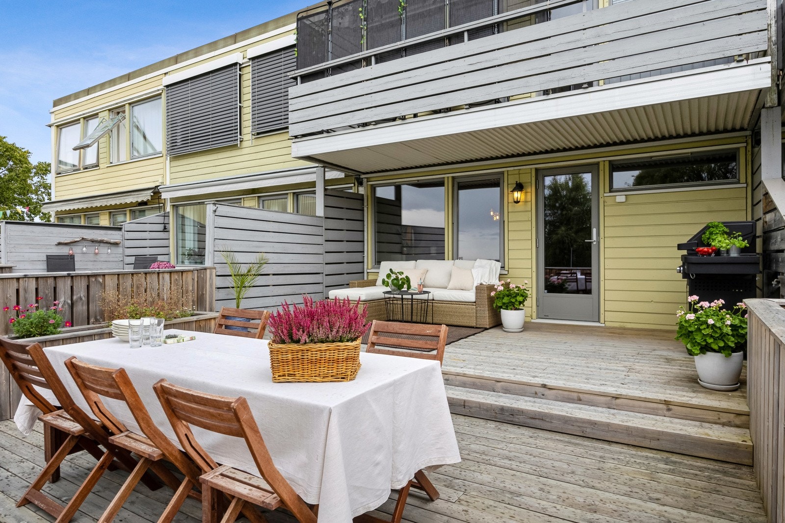Vestvendt terrasse på hele 38 kvm med god plass til diverse utendørsmøbler. Et ypperlig sted å tilbringe solfylte ettermiddager og lange sommerkvelder. Galleribilde