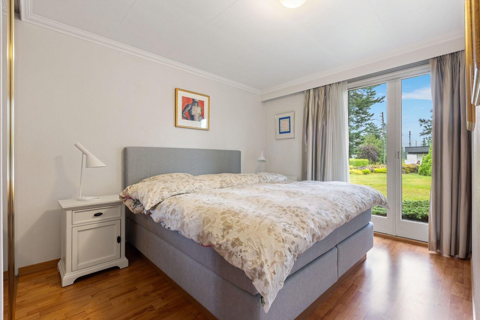 Master bedroom med utgang til hageområdet mot syd Galleribilde