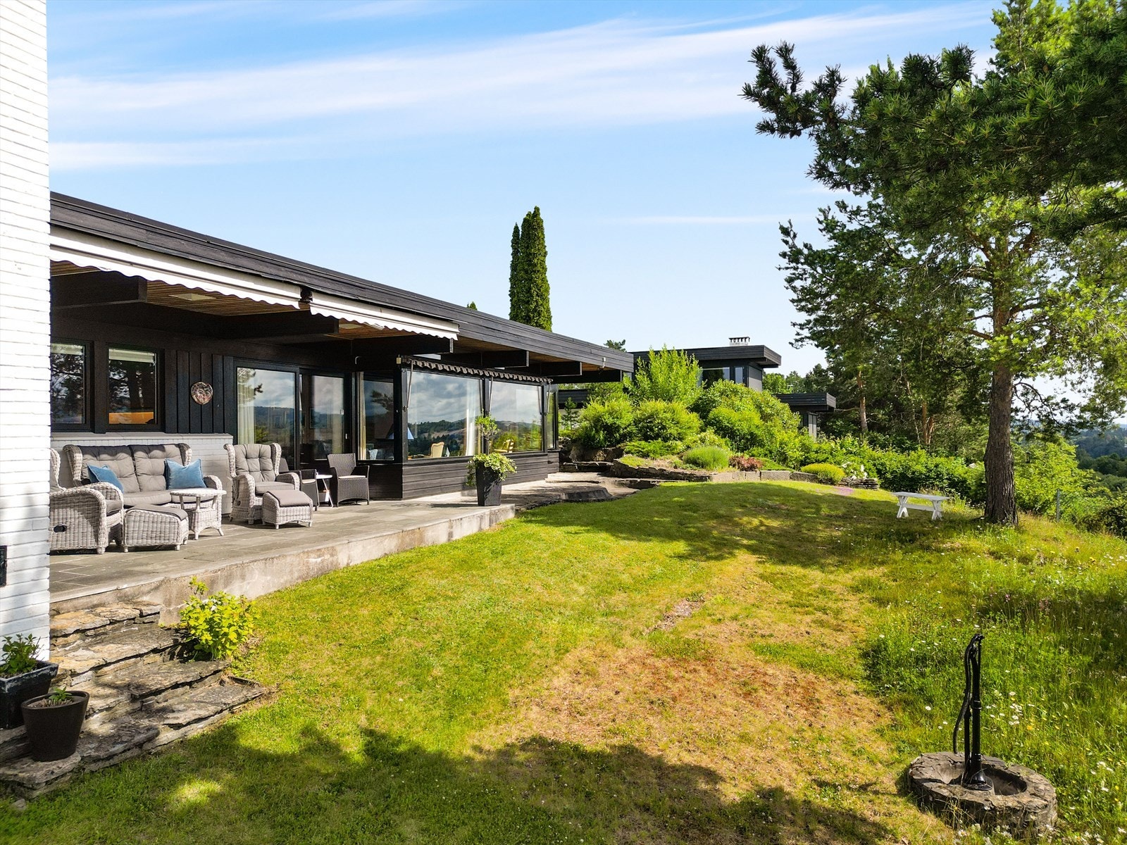 Skjermet hageområde og solrike terrasser Galleribilde