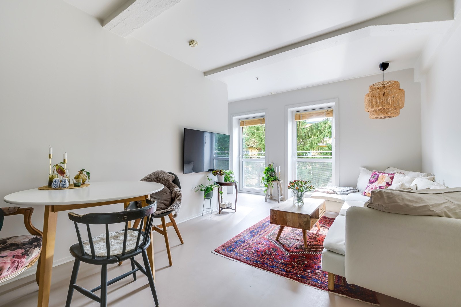 Det er store vindusflater som slipper inn rikelig med naturlig lys i boligen. Galleribilde