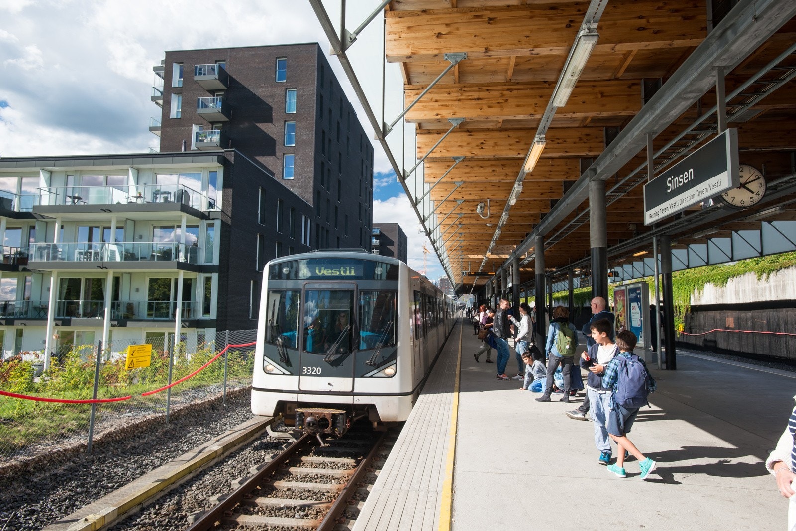 Kort vei til Sinsen t-banestasjon, ca. 4 min unna - 31 bussen ca. 5 min unna - 23 og 24 ca. 6 min unna. Galleribilde