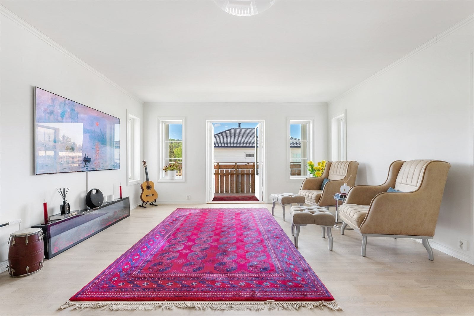 I stuen er det plass til både sofagruppe og tv-gruppe. Her kan du la kreativiteten flyte. Galleribilde