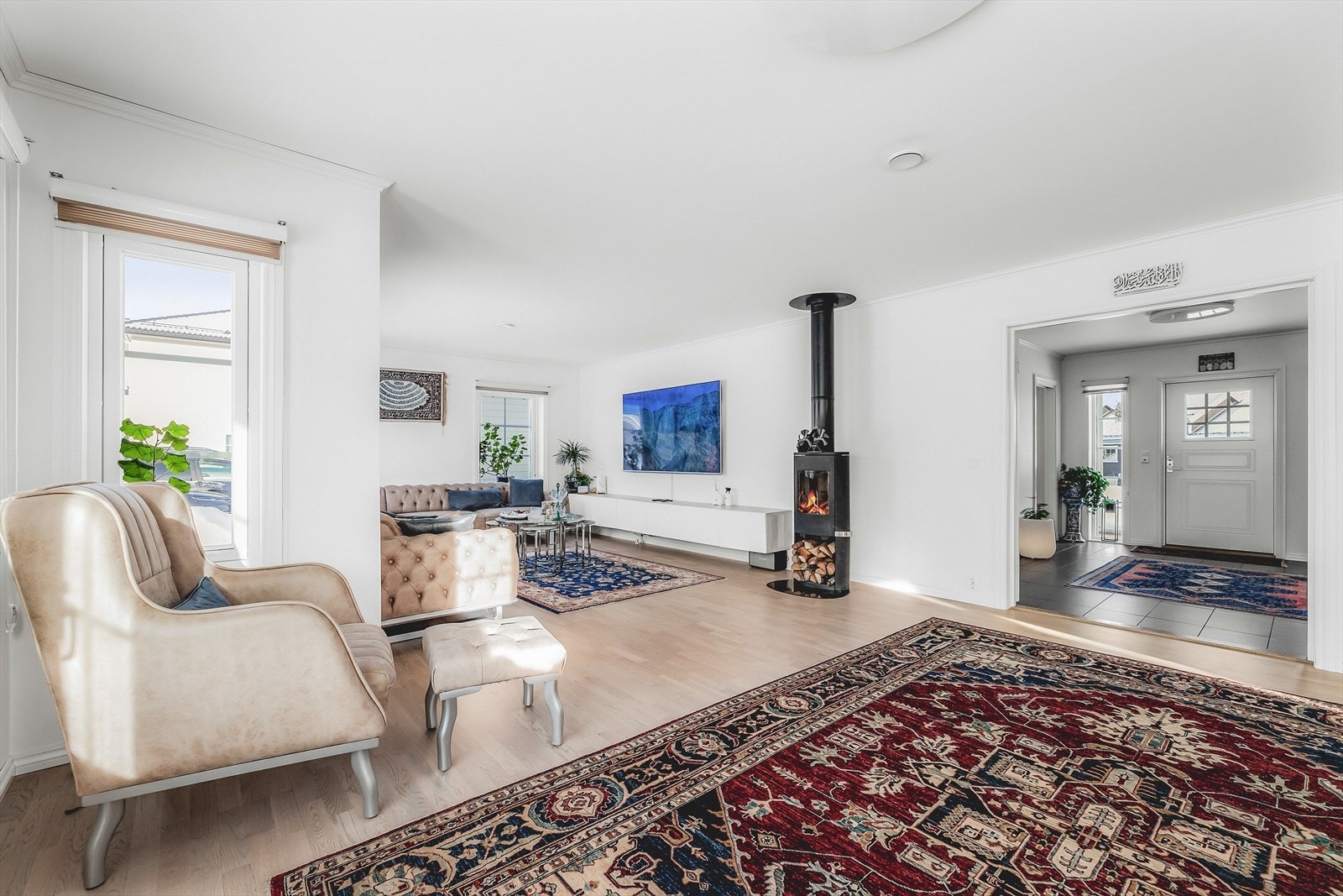 Her har du god plass til sofaseksjon og diverse møblement. Galleribilde