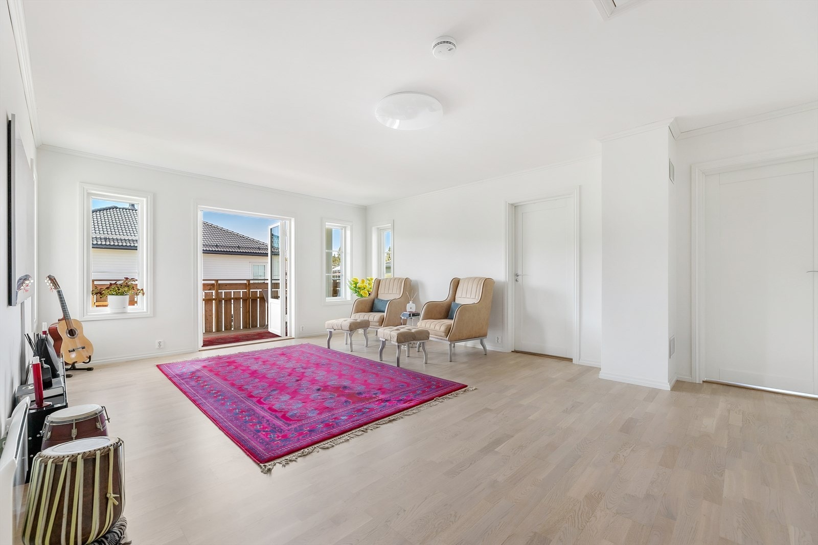 Nyt øyeblikkene i denne romslige stuen i 2.etasje med direkte tilgang til en sjarmerende veranda. Galleribilde