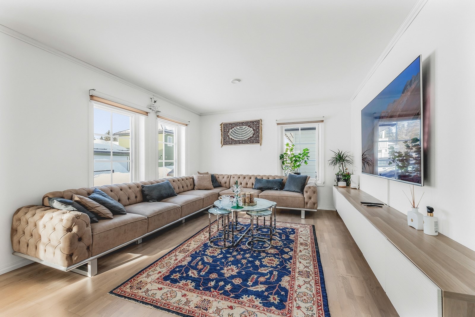 Store vindusflater som slipper inn rikelig med naturlig lys. Galleribilde