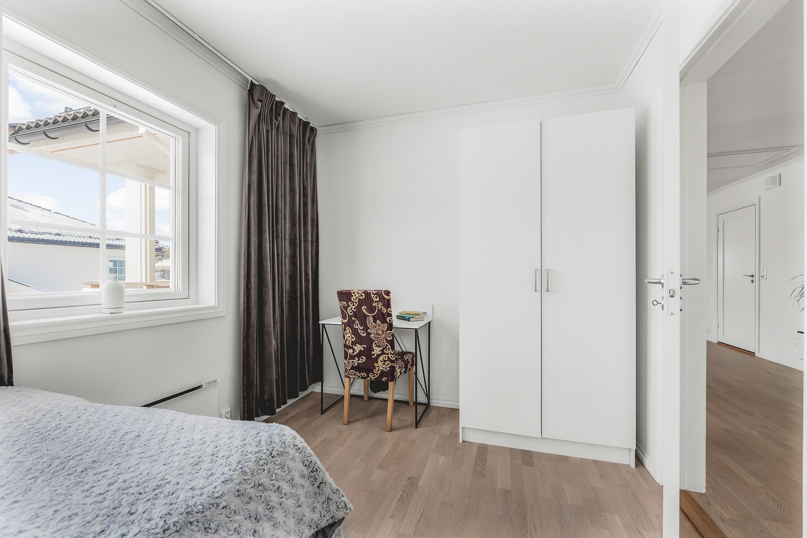 Fjerde soverommet har plass til skrivebord og skap for oppbevaring. Galleribilde