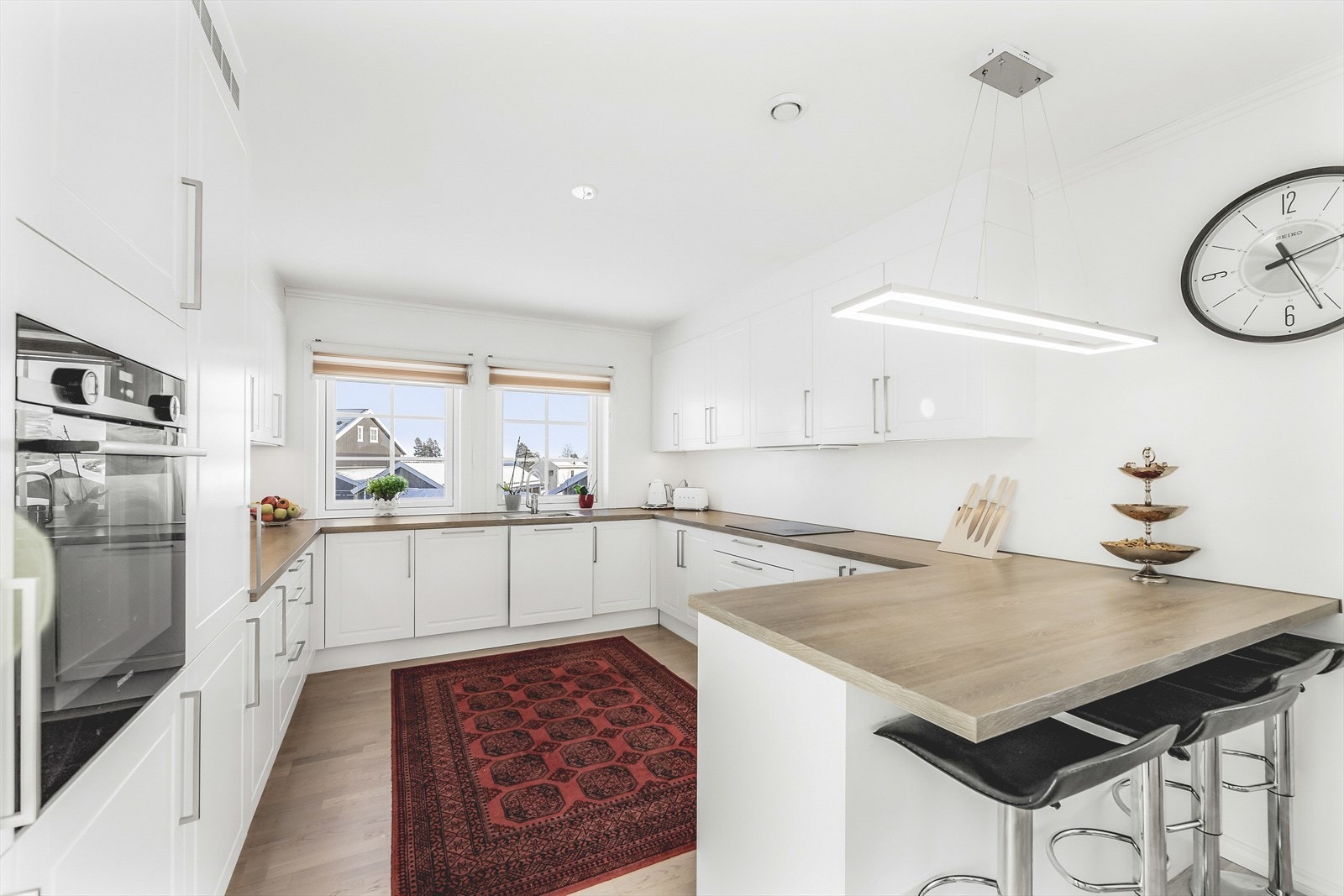 Nydelig kjøkkeninnredning med profilerte fronter. Galleribilde