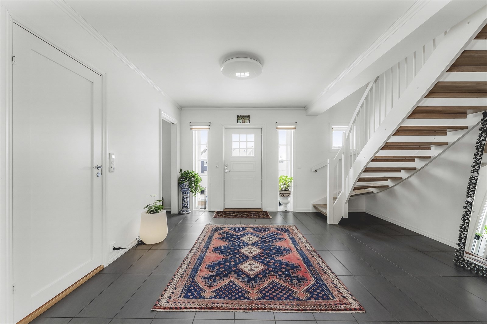 Romslig entré som gir deg en varm velkomst, med rom for smarte oppbevaringsløsninger. Galleribilde