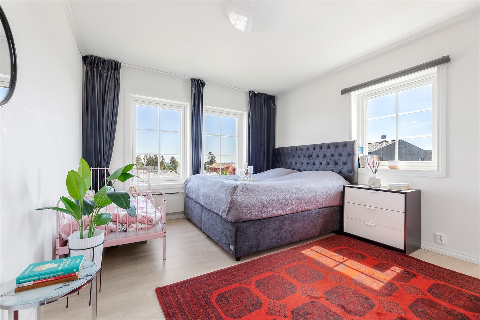 Andre soverommet i 2.etasjen har også plass til dobbeltseng og garderobeløsninger. Galleribilde