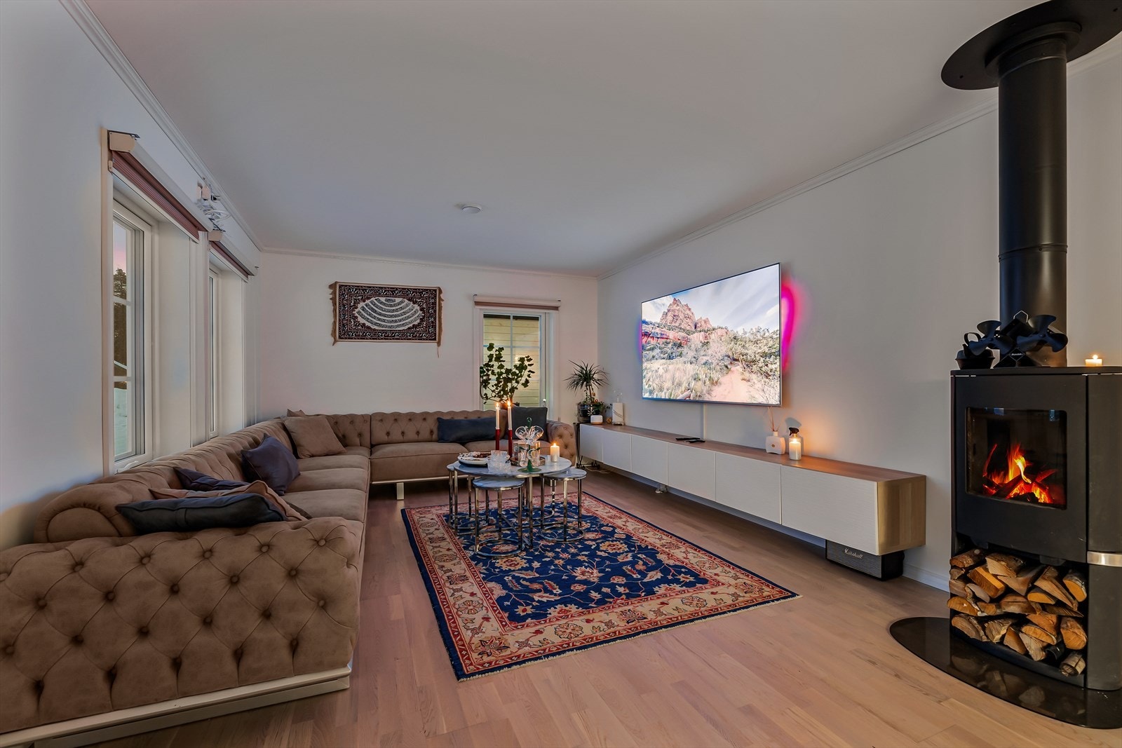 Nyt koselige kvelder foran peisen i denne innbydende stuen som gir varme og karakter til rommet. Galleribilde