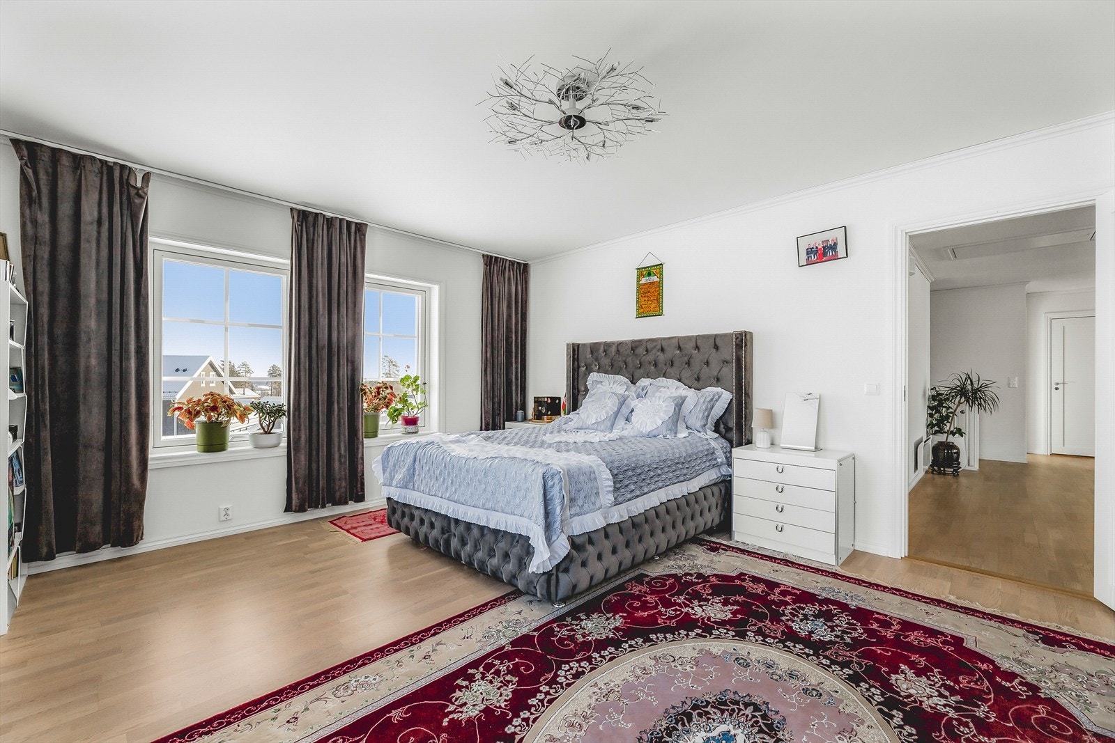 I 2.etasjen finner man fire soverom. Første rommet har plass til dobbeltseng, nattbord og tilbyr flotte oppbevaringsmuligheter. Galleribilde