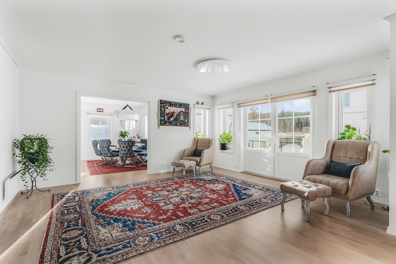 Stue med adkomst til terrasse via en tofløyet dør. Galleribilde