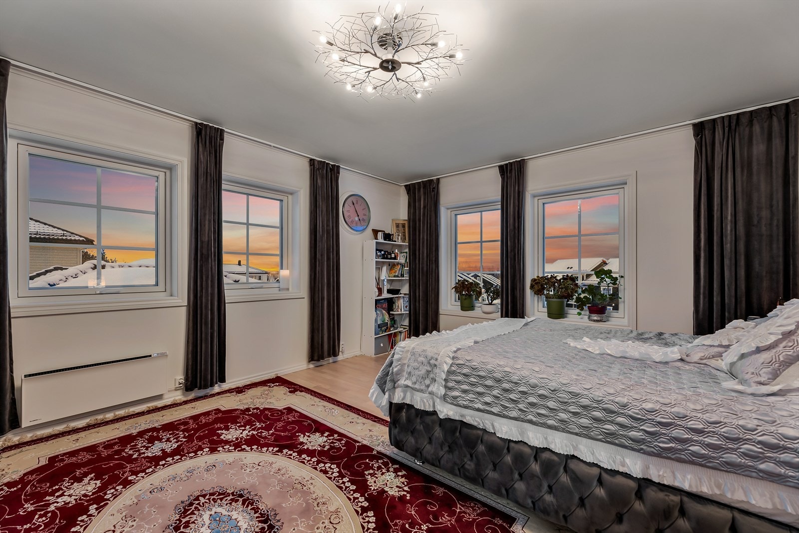 Solnedgang fra soverommet. Galleribilde