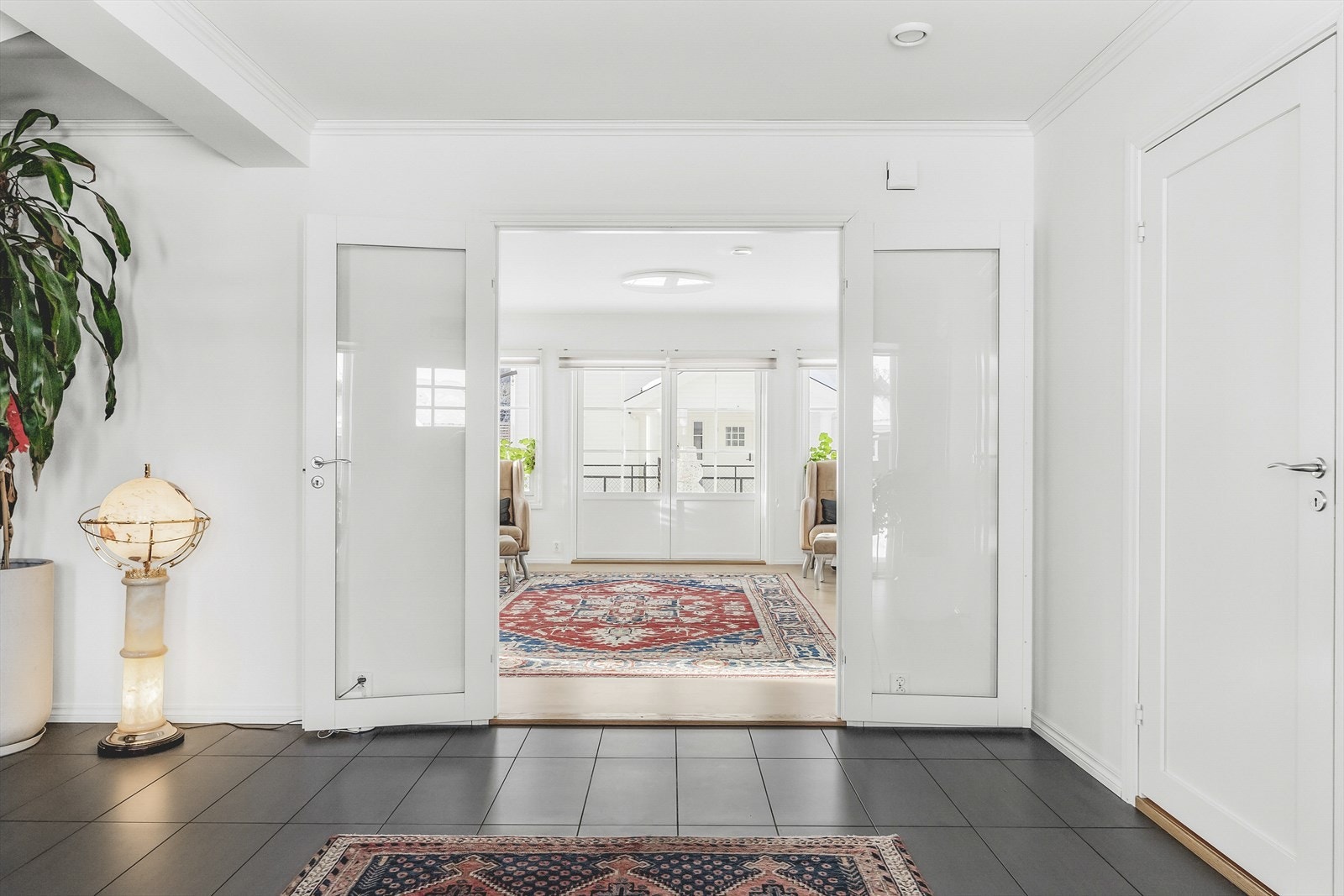 Adkomst til stue, bad og garderobe fra entréen. Galleribilde