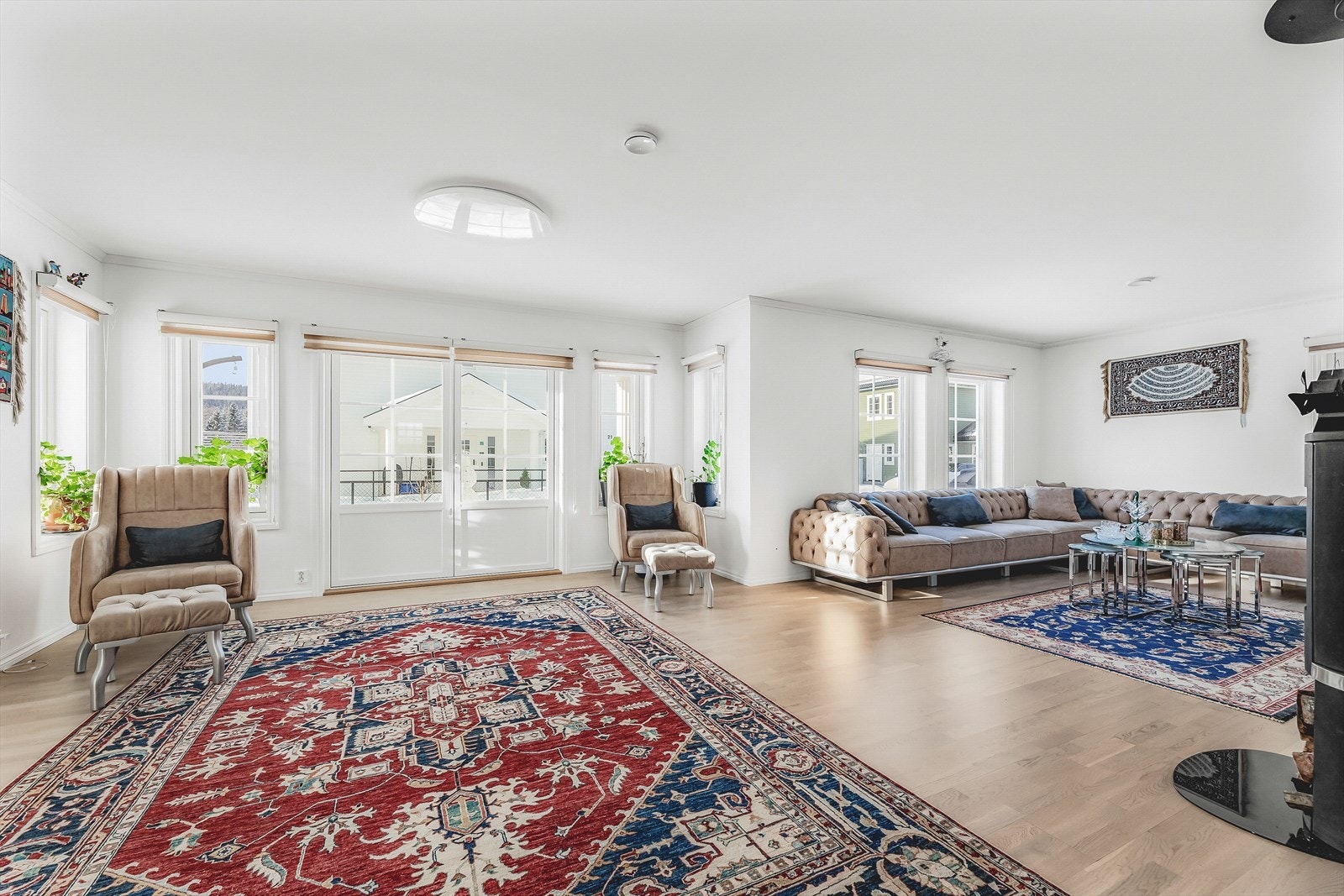 Stor og romslig stue som er perfekt for sosiale sammenkomster med plass til dine nære og kjære. Galleribilde