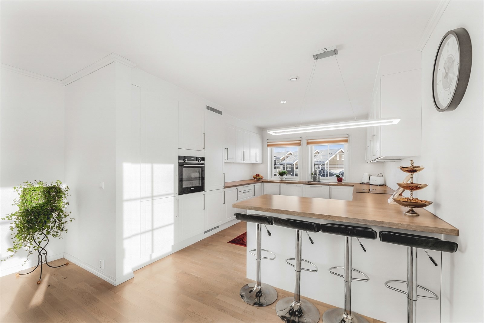 Stekeovn, platetopp, kjøl/frys og oppvaskmaskin er integrert i innredningen. Galleribilde