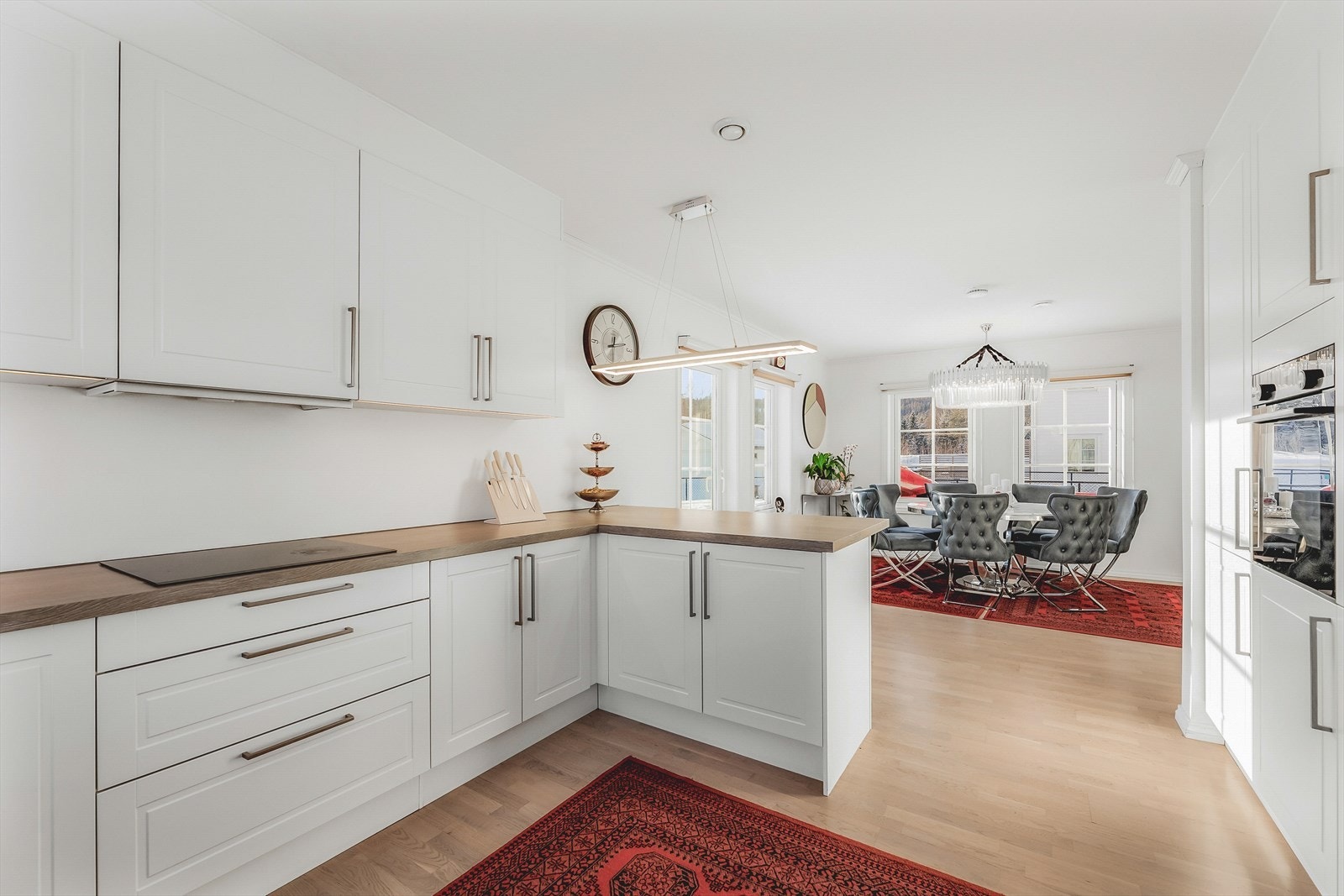 Utforsk gleden av måltider og samvær i dette kjøkkenet med en innbydende spiseplass. Galleribilde