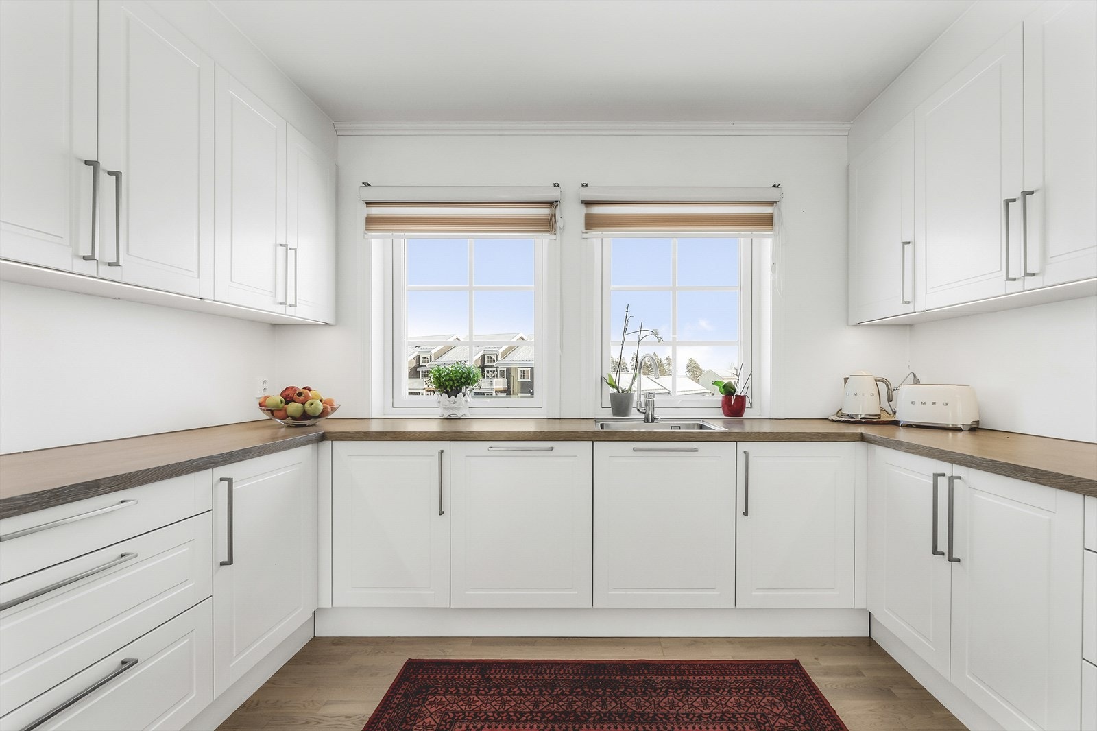 Laminat benkeplate med nedfelt kum i rustfritt stål. Galleribilde