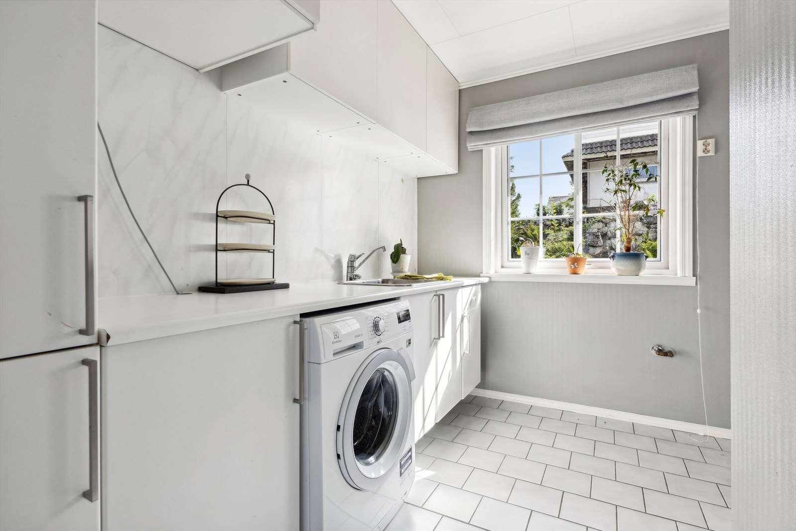 Romslig og praktisk vaskerom Galleribilde