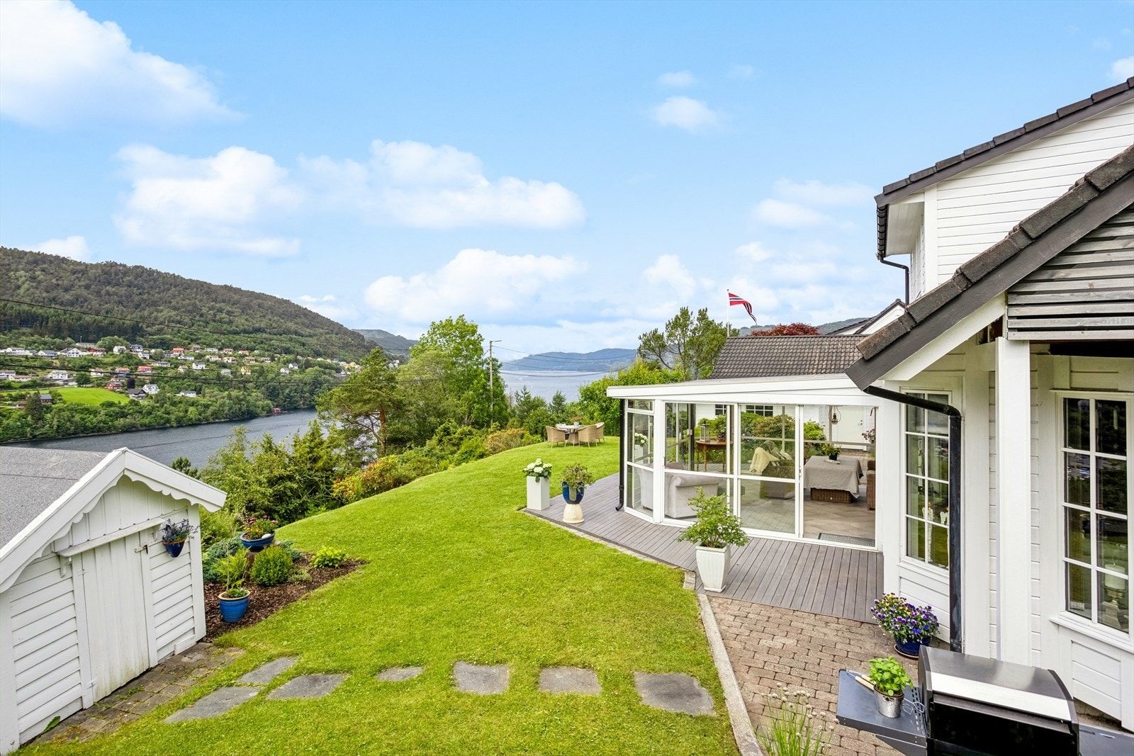 Garnesstølen 16 - Flott usjenert enebolig med nydelig hage, mye sol og fin utsikt Galleribilde