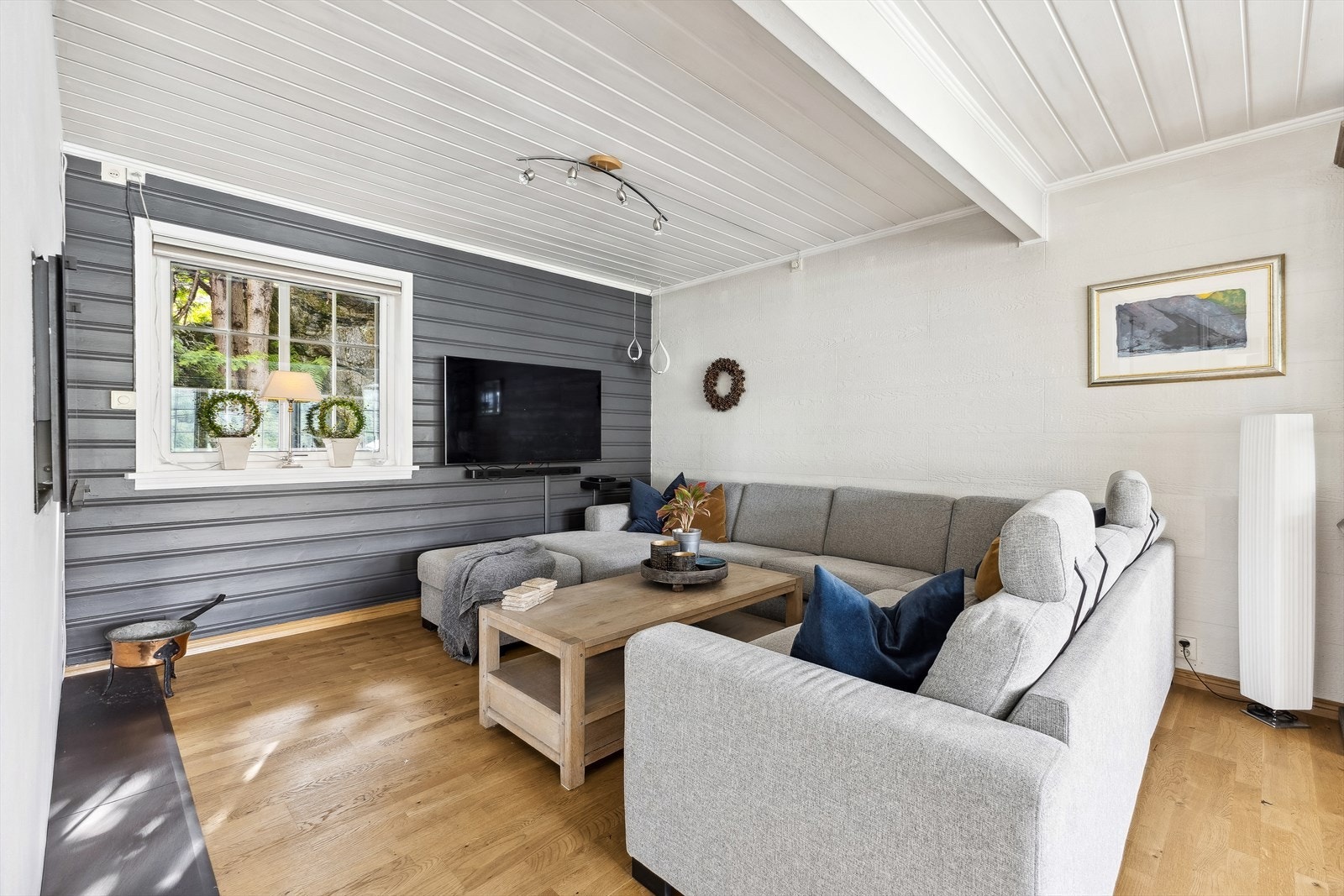 Avdelt tv-stue med peis Galleribilde