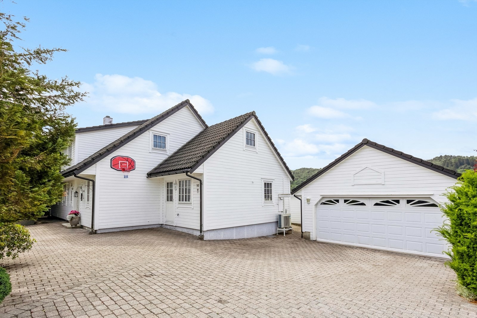 Pent opparbeidet og fint gårdstun - Dobbelgarasje og gode parkeringsforhold Galleribilde