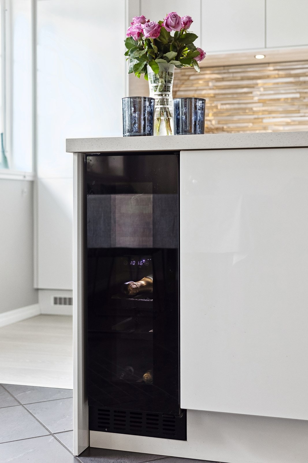 Praktisk vinskap på kjøkken medfølger Galleribilde