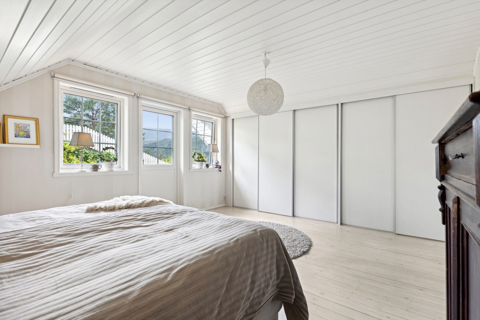 Pent soverom med utgang balkong og stor skyvedørsgarderobe Galleribilde