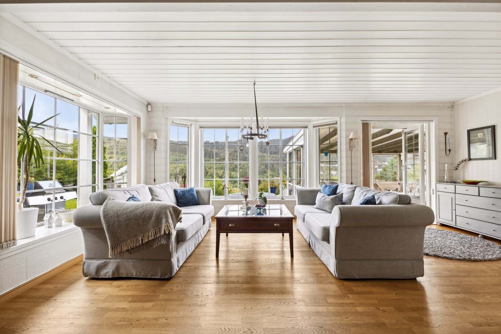 Stue med utsikt og gulvvarme via vannboren varme Galleribilde