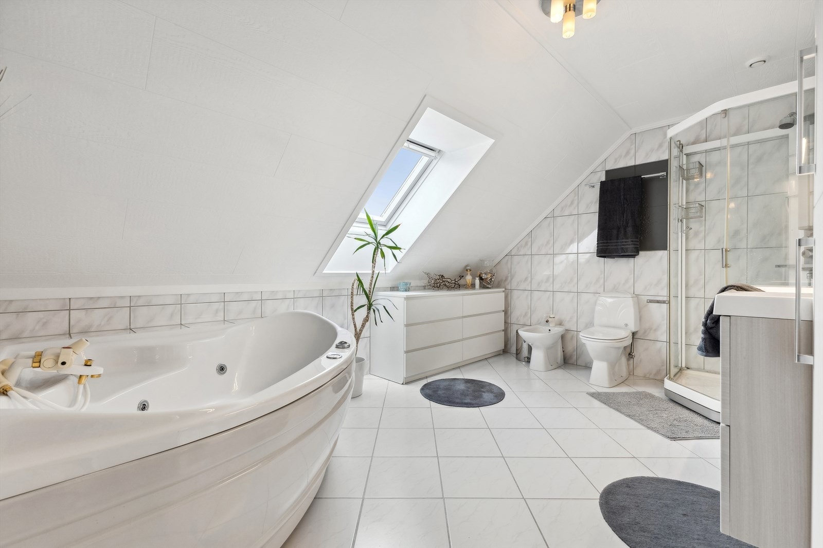 Romslig og pent baderom med gulvvarme Galleribilde