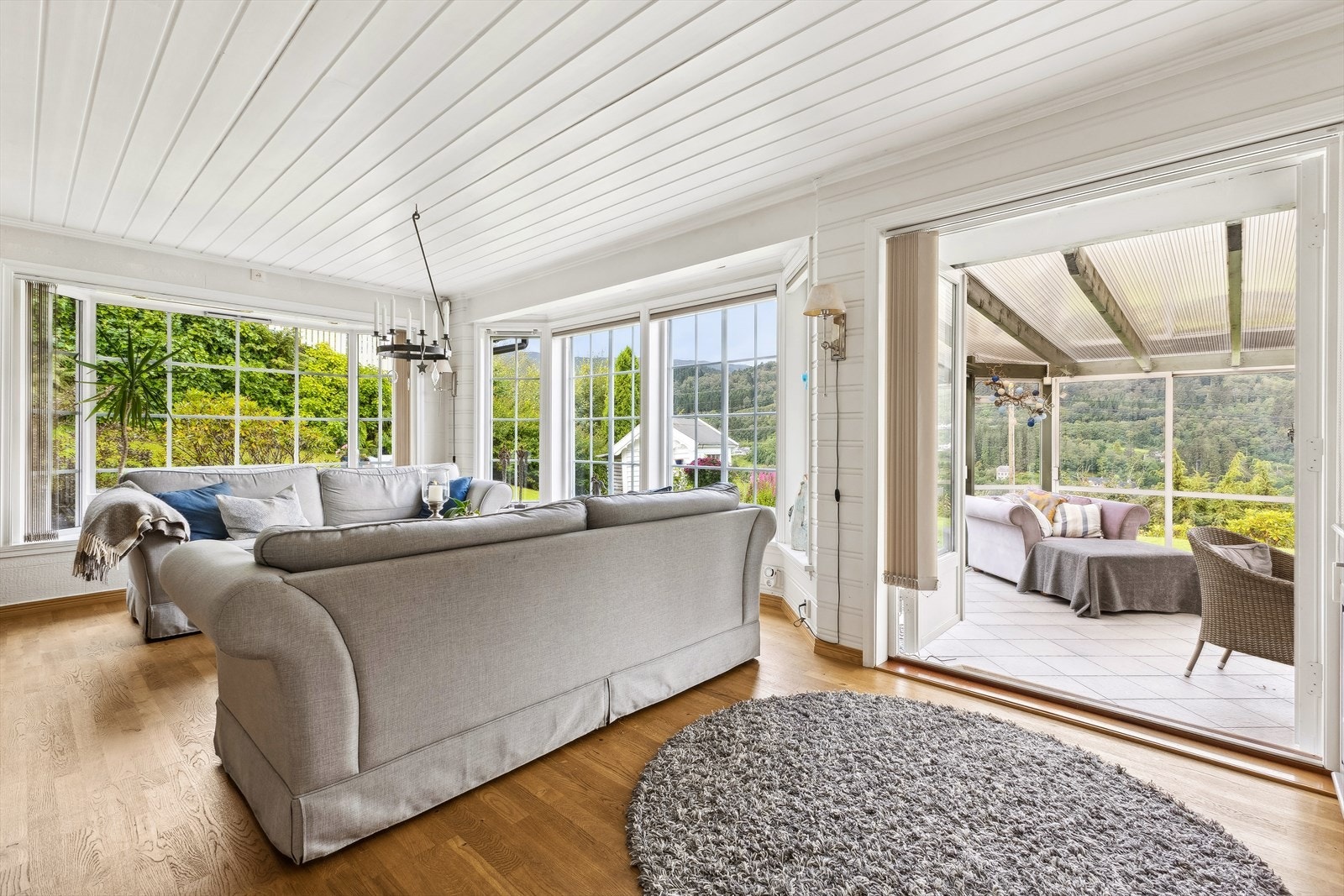 Flott stue, med utgang hagestue og nydelig hage/tomt Galleribilde