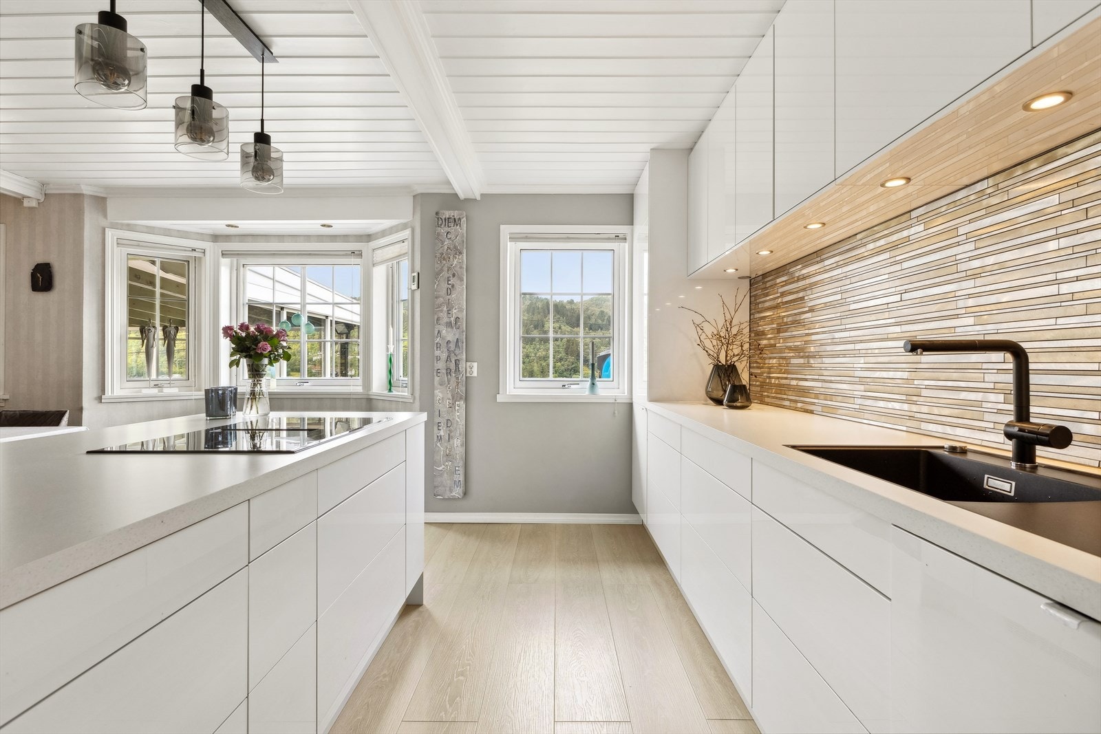 Nydelig og nytt Epoq kjøkken fra 2020 - Alle hvitevarer, inkl. vinskap er integrert Galleribilde