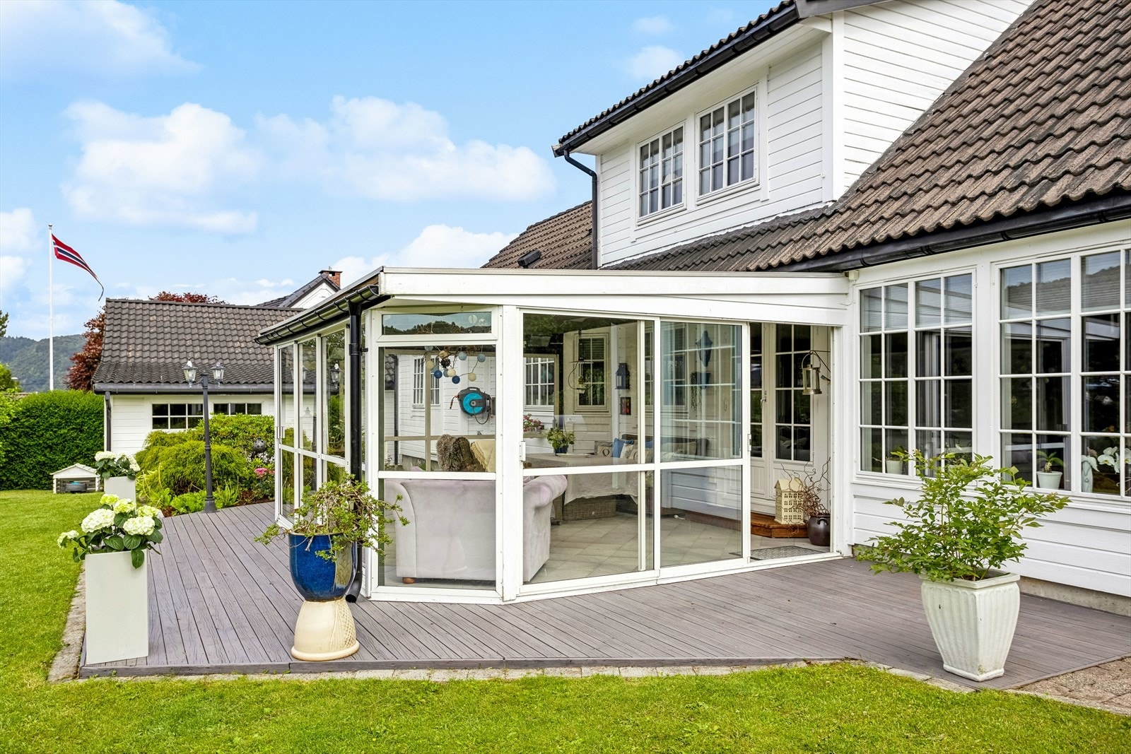 Herlig hagestue og nydelig solrike utearealer Galleribilde