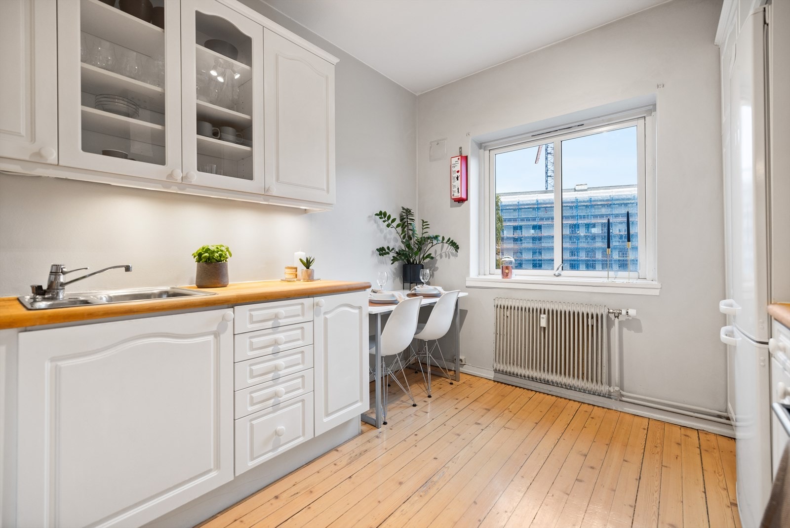 Leilighetens kjøkken er separat og har store vindusflater som gir god ventilasjon. Det er også plass til å innrede et hyggelig frokosthjørne Galleribilde