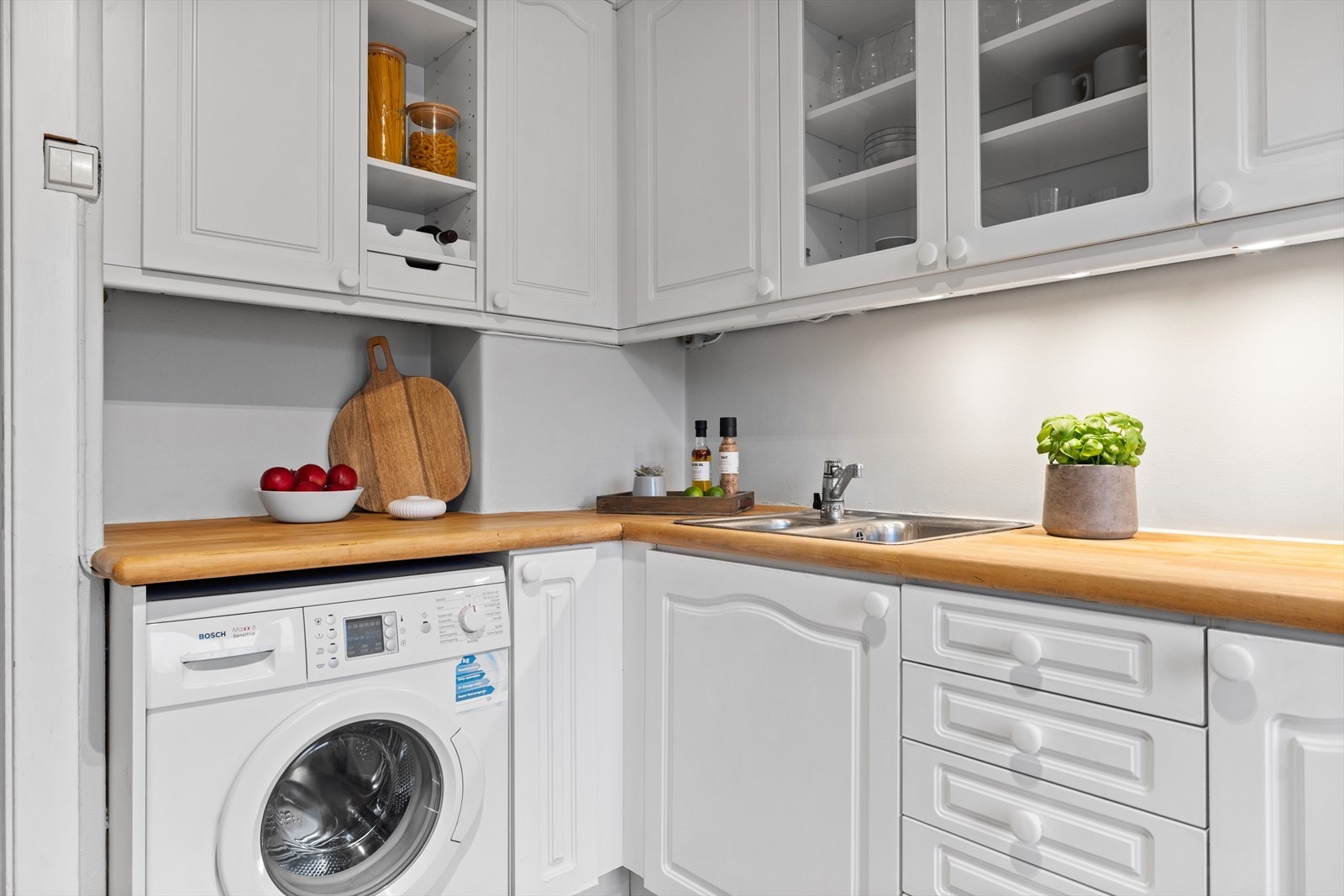 Kjøkkenet har rikelig med lagringsplass, noe som gjør det enkelt å oppbevare alle kjøkkenartikler Galleribilde