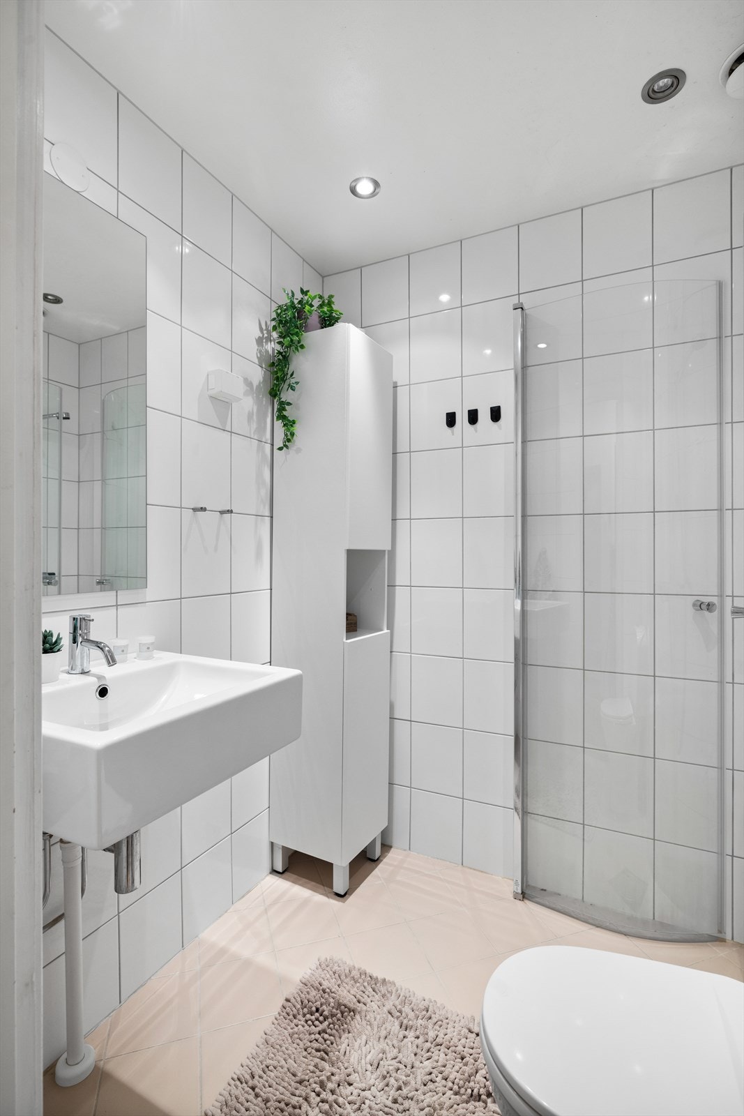 Leiligheten har et lyst og tidløs baderom fra 2009 Galleribilde