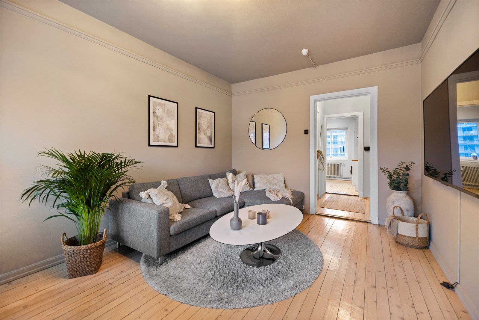 Det er god plass til å innrede stuen med hyggelig sofagruppe, spiseplass, TV og annet ønsket møblement Galleribilde