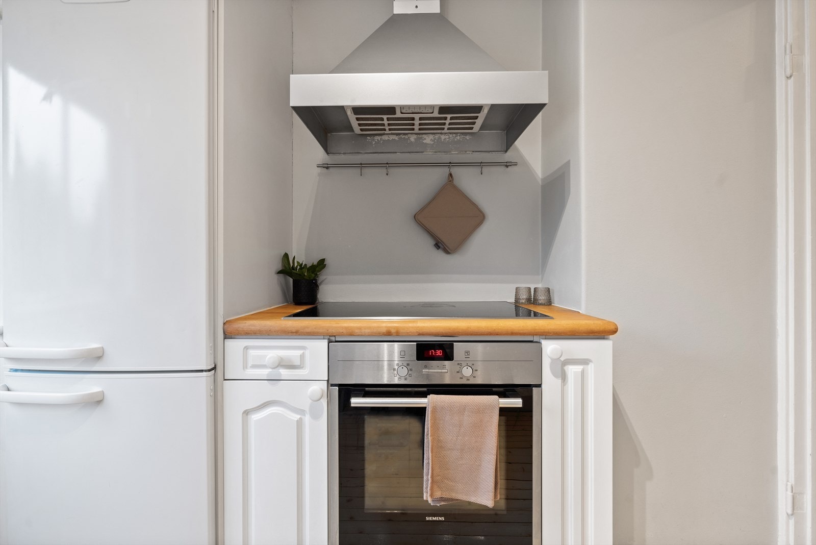 Eier informerer om at flere i sameiet har flyttet kjøkkenet inn i stuen og laget soverom på kjøkkenet Galleribilde