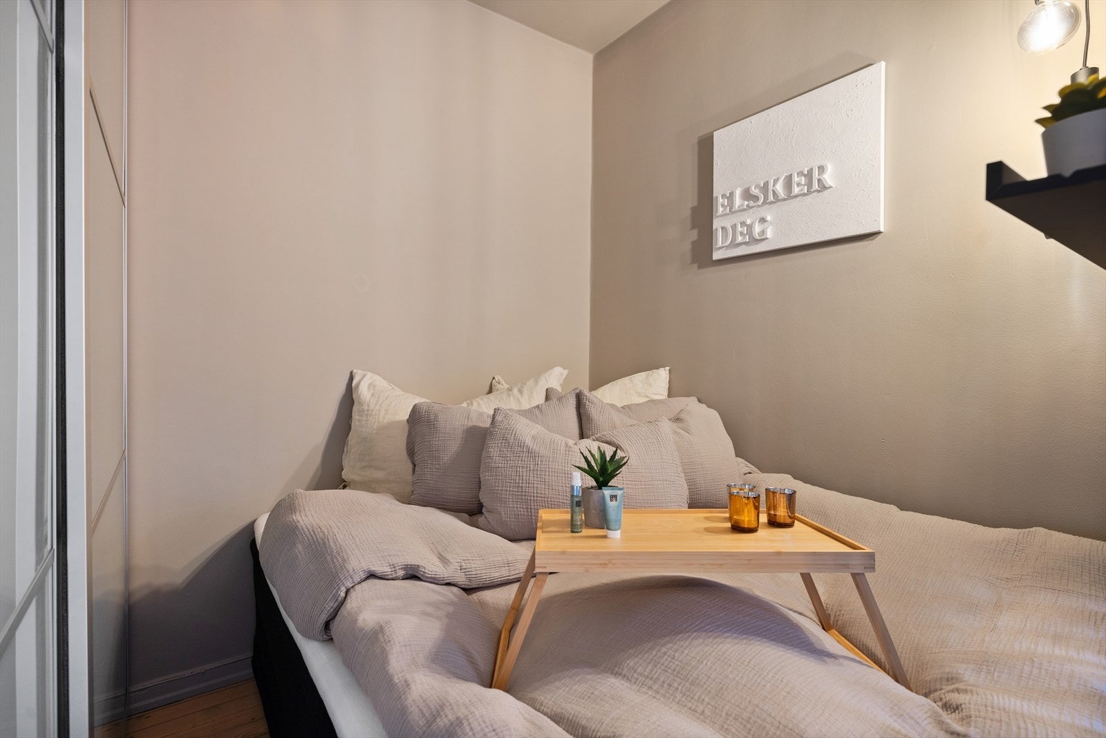 Her er det god plass til dobbeltseng, skyvedørsgarderobe og annet ønsket interiør Galleribilde