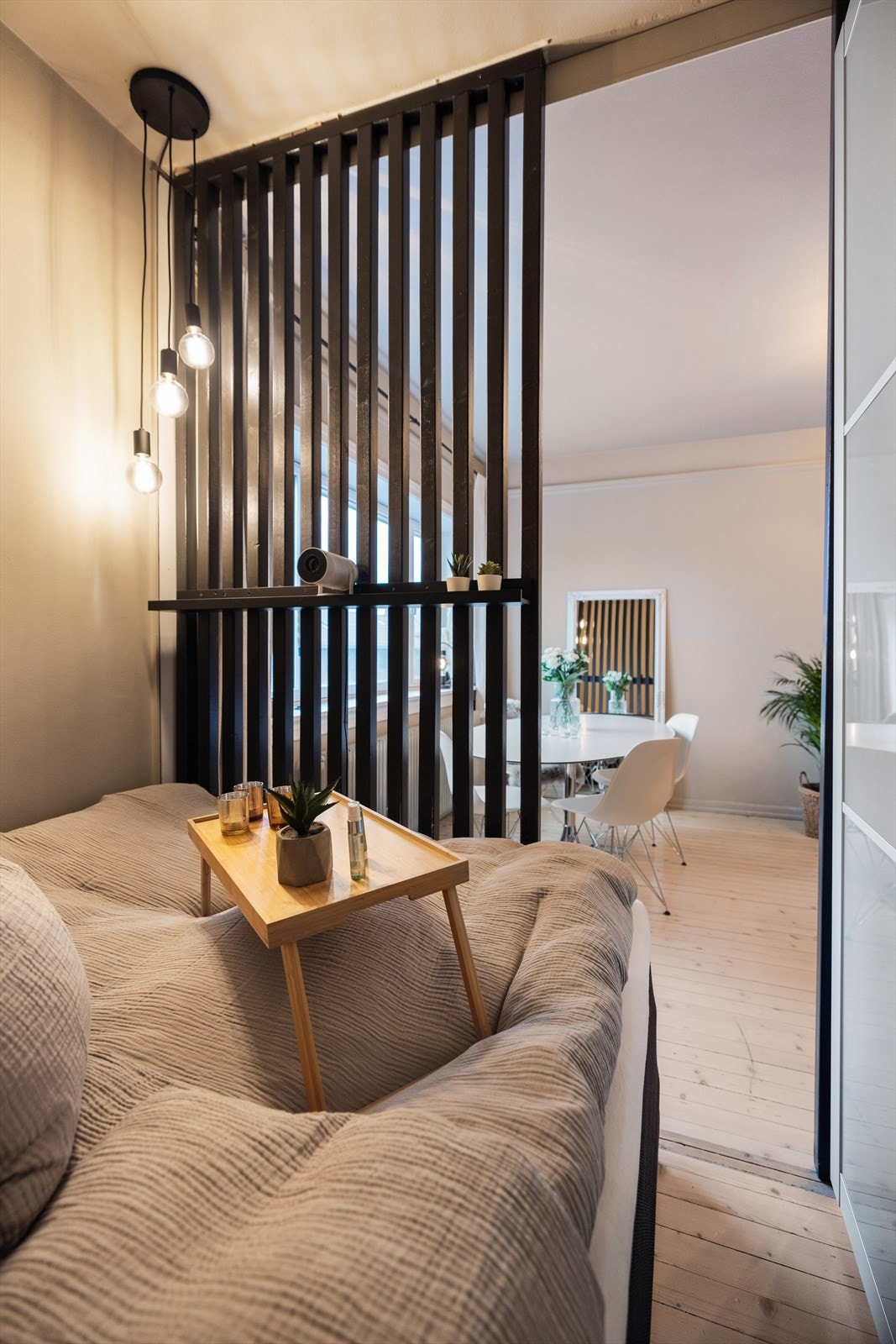 Praktisk og moderne spilevegg som skiller stuen fra alkoven Galleribilde