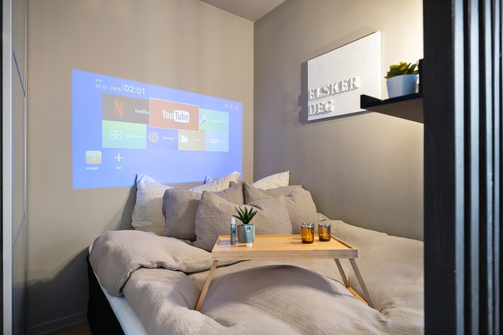 Selgerne har i dag installert en prosjektor i alkoven, noe som skaper en koselig atmosfære for filmkvelder i sengen Galleribilde