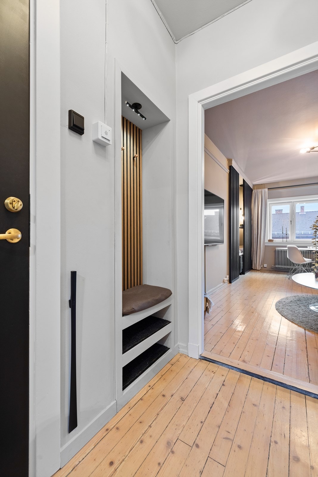 Romslig entré med innebygd garderobeskap. Her er det plass til å sette fra seg yttertøy og sko Galleribilde