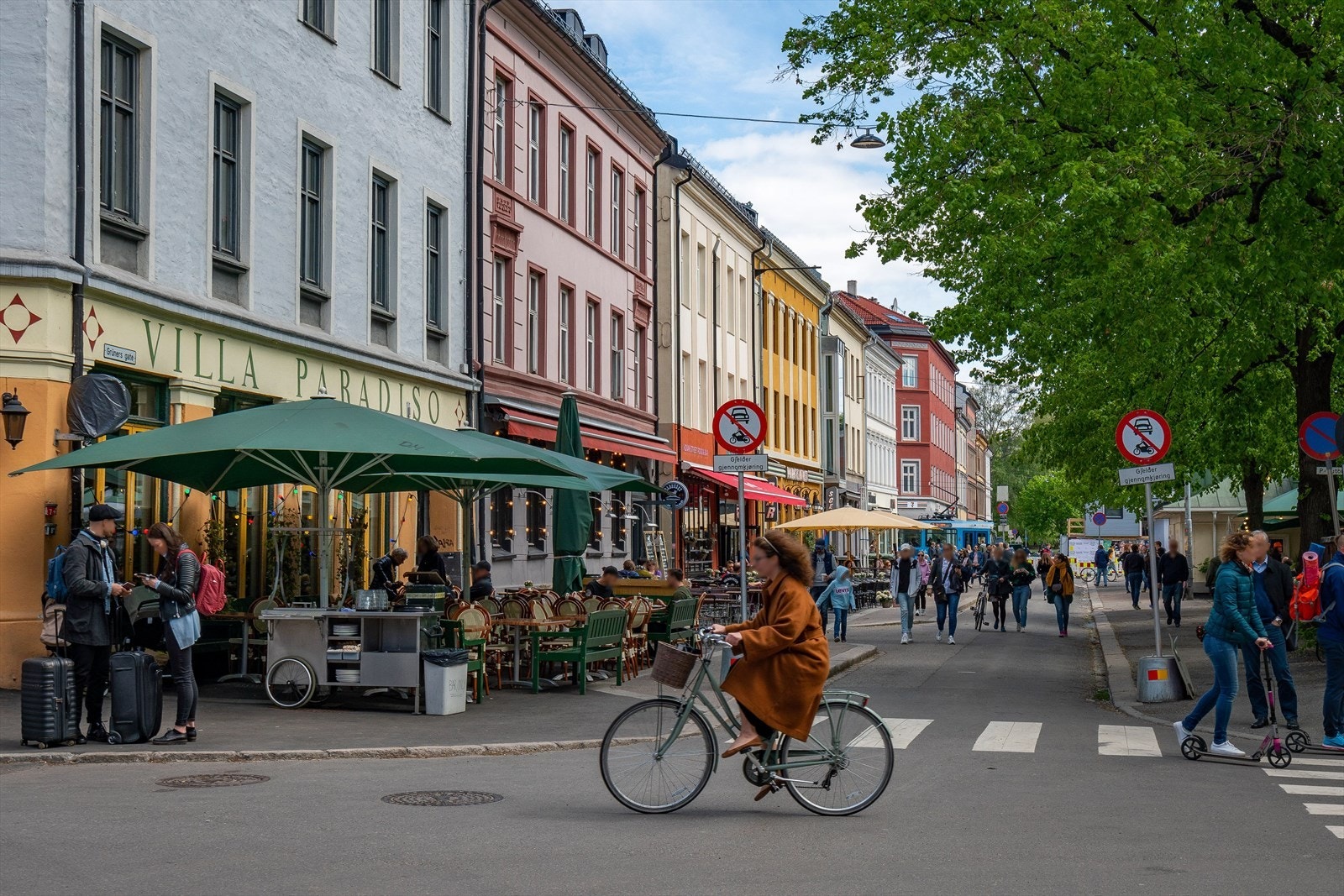 Grünerløkka er kjent for sitt yrende folkeliv og populære restauranter, kaféer og barer Galleribilde