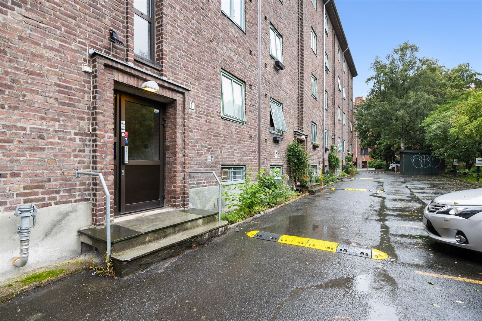 Fasade - Sameiet leier ut et begrenset antall parkeringsplasser i bakgården, hvorav seks stykker er ladestasjoner for elbiler Galleribilde