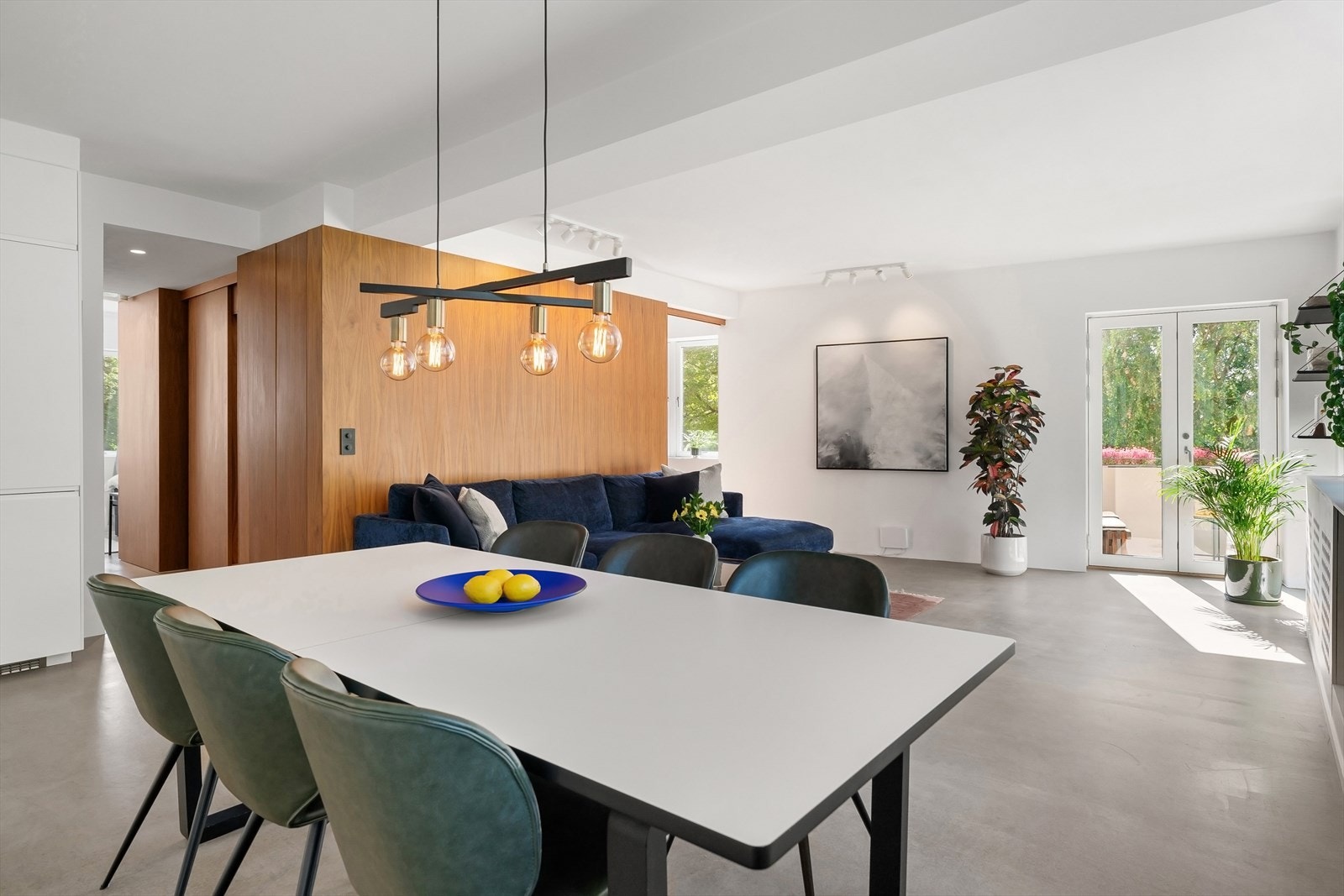 Det er god plass til sofa med tilhørende medie- og oppbevaringsmøblement i stuen. Galleribilde