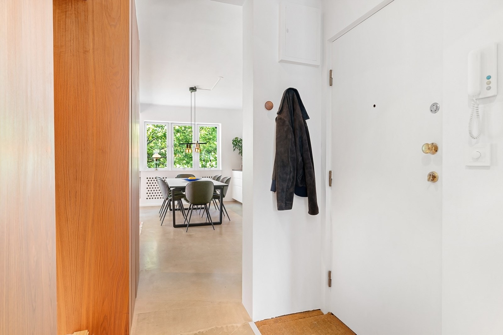 Velkommen inn! Her blir du møtt av en flott entré med slipt betonggulv og ellers lysmalte flater med downlights i himling Galleribilde