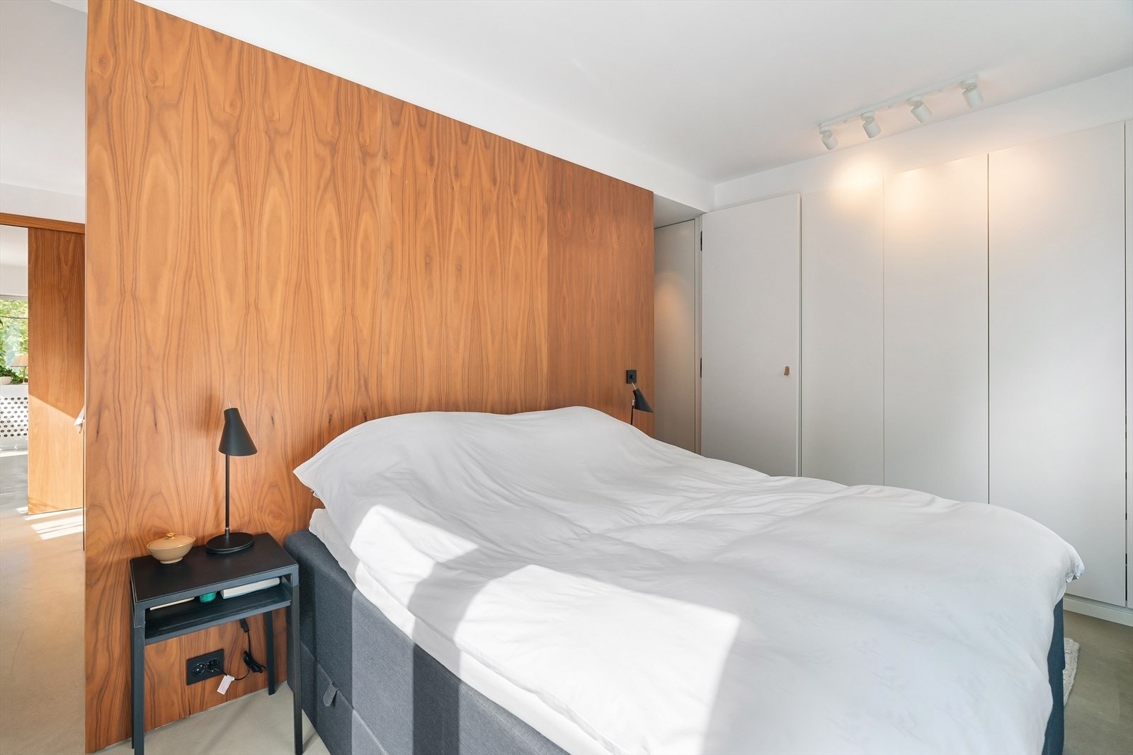 Her er det god plass til dobbeltseng og øvrig møblement. Stor plassbygget garderobe for ekstra oppbevaring. Galleribilde